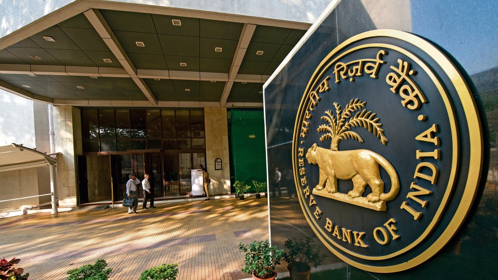 rbi-fines-axis-bank-and-hdfc-bank-for-regulatory-violations