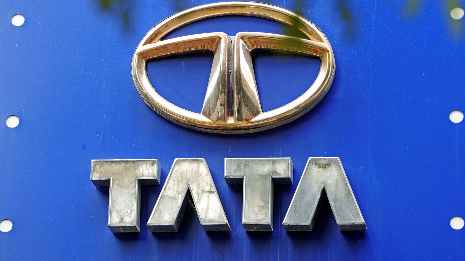 tata-motors-shares-jump-2-despite-reporting-11-fall-in-q2-proft-should-you-stay-invested